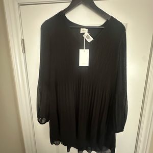 Wilfred Daydreamer V-Neck Dress - NWT - Black - XS
Pleated V-neck chiffon dress